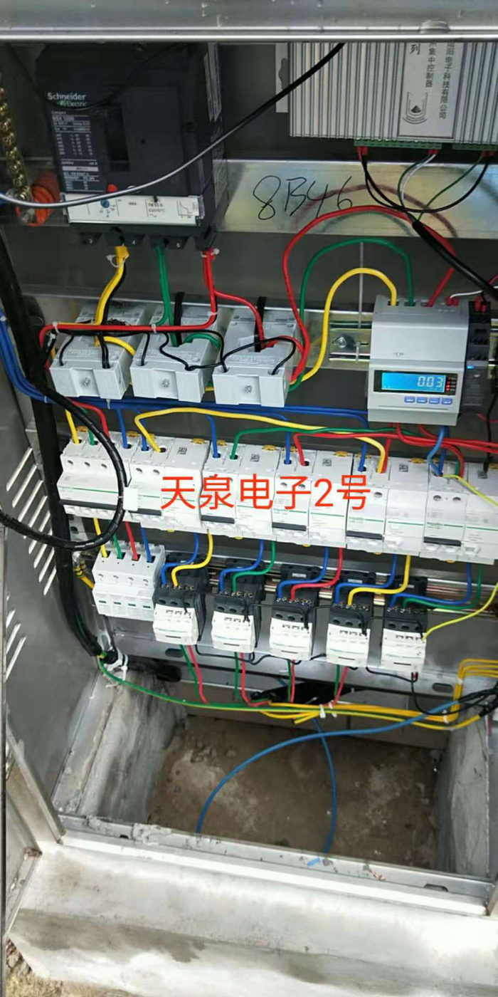 灿阳公司为苏北某工业区100多栋楼宇亮化安装集中控制器。(图4)