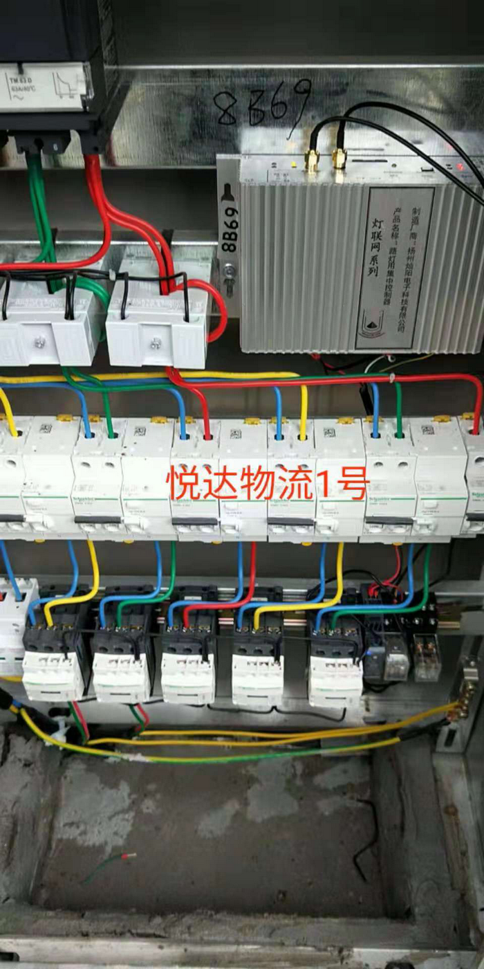 灿阳公司为苏北某工业区100多栋楼宇亮化安装集中控制器。(图7)