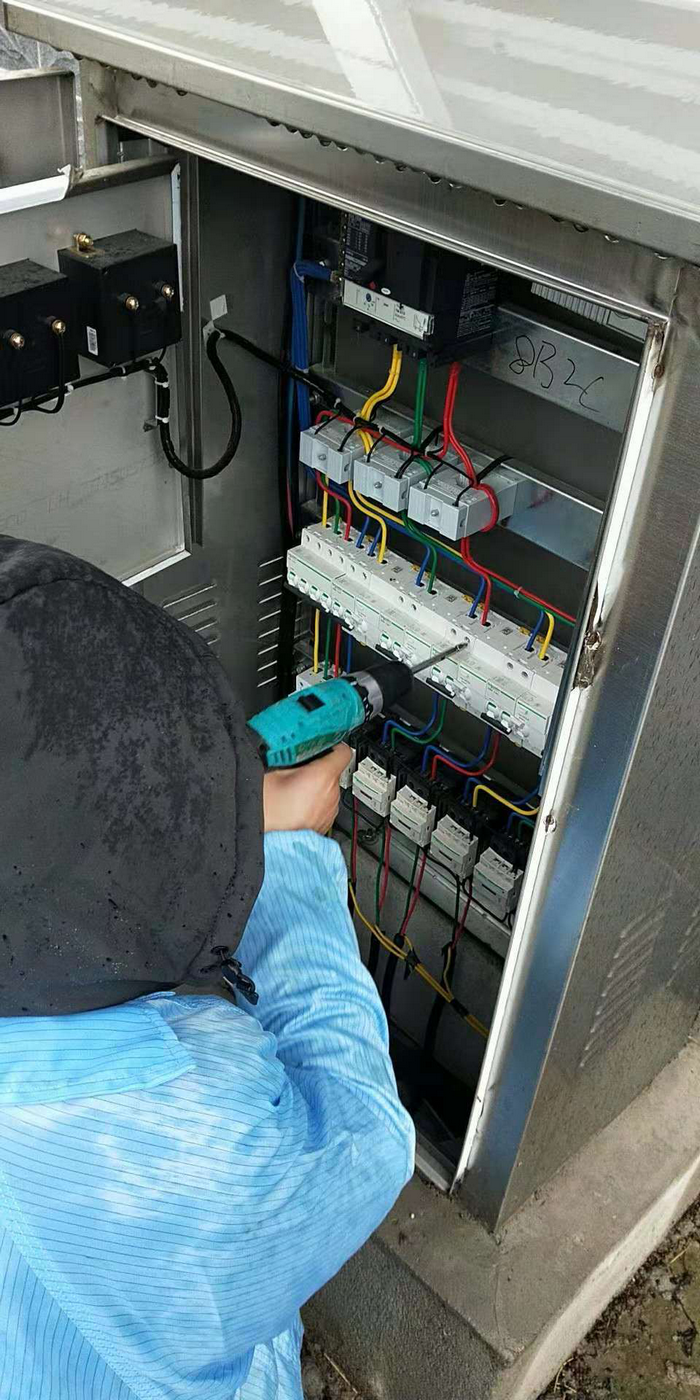灿阳公司为苏北某工业区100多栋楼宇亮化安装集中控制器。(图8)